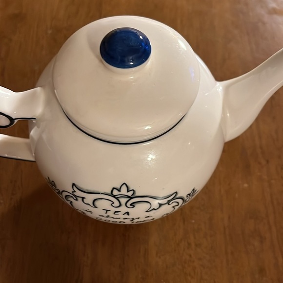 Molly Hatch “Tea is always a good idea” Teapot - Picture 4 of 5